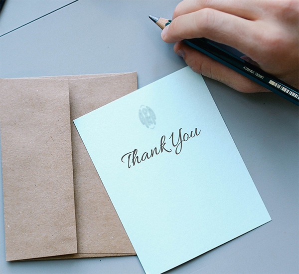 Отправьте благодарственное письмо — не за какое-то конкретное дело, а просто чтобы адресат узнал, почему вы его цените. Выражение благодарности в письменной форме усиливает ощущение счастья.