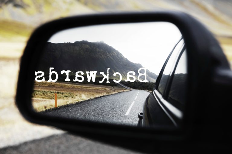 Фраза в обратном порядке, которая отображается в автомобильном зеркале