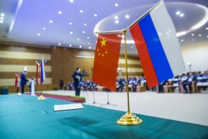Флажки России и Китая на конференции
