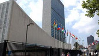 Флаги на фоне здания ООН в Нью-Йорке