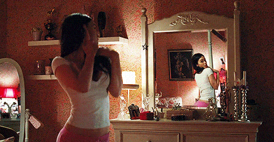 фигура девушка перед зеркалом гифка